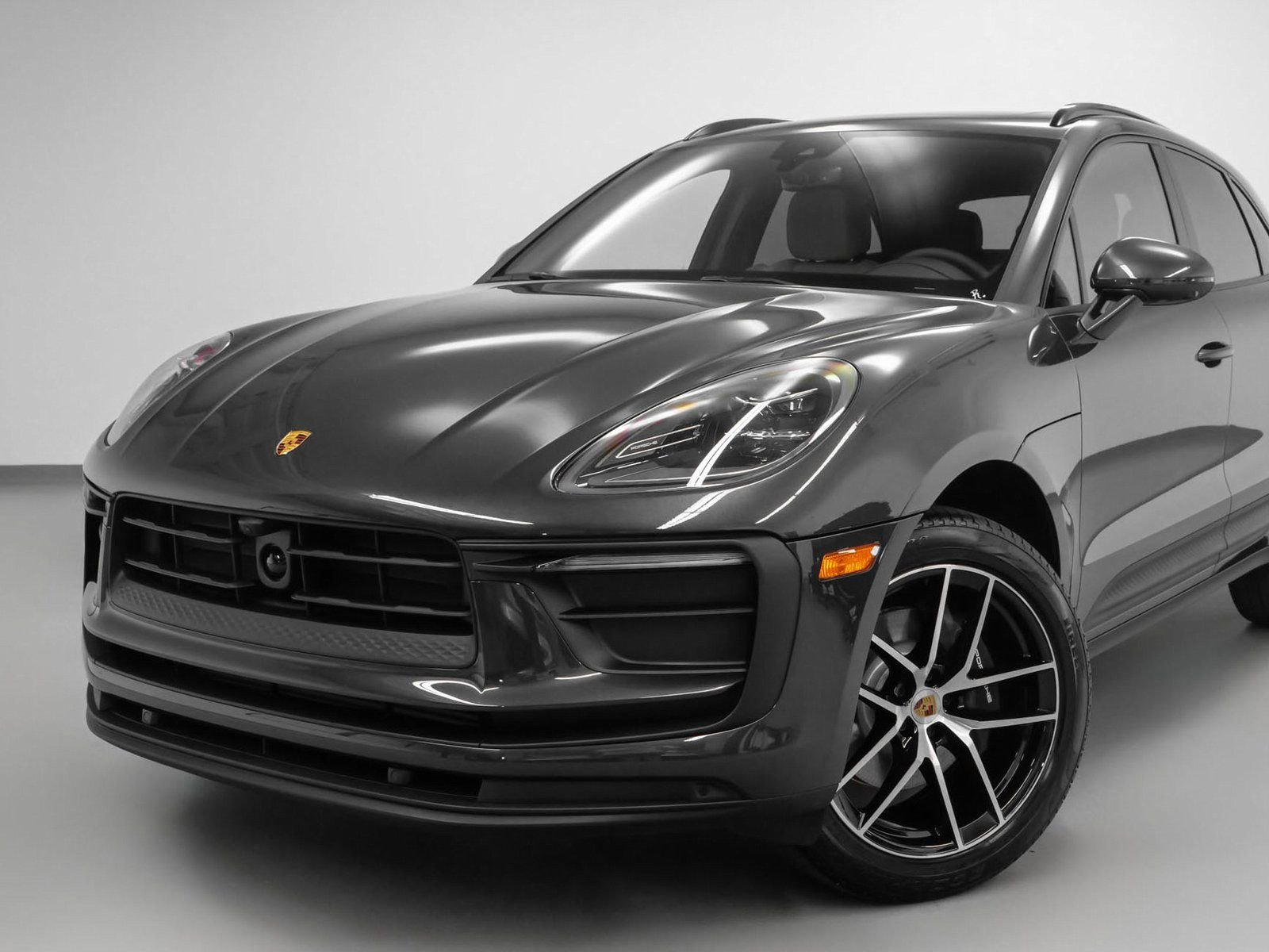 Certified 2025 Porsche Macan image 7