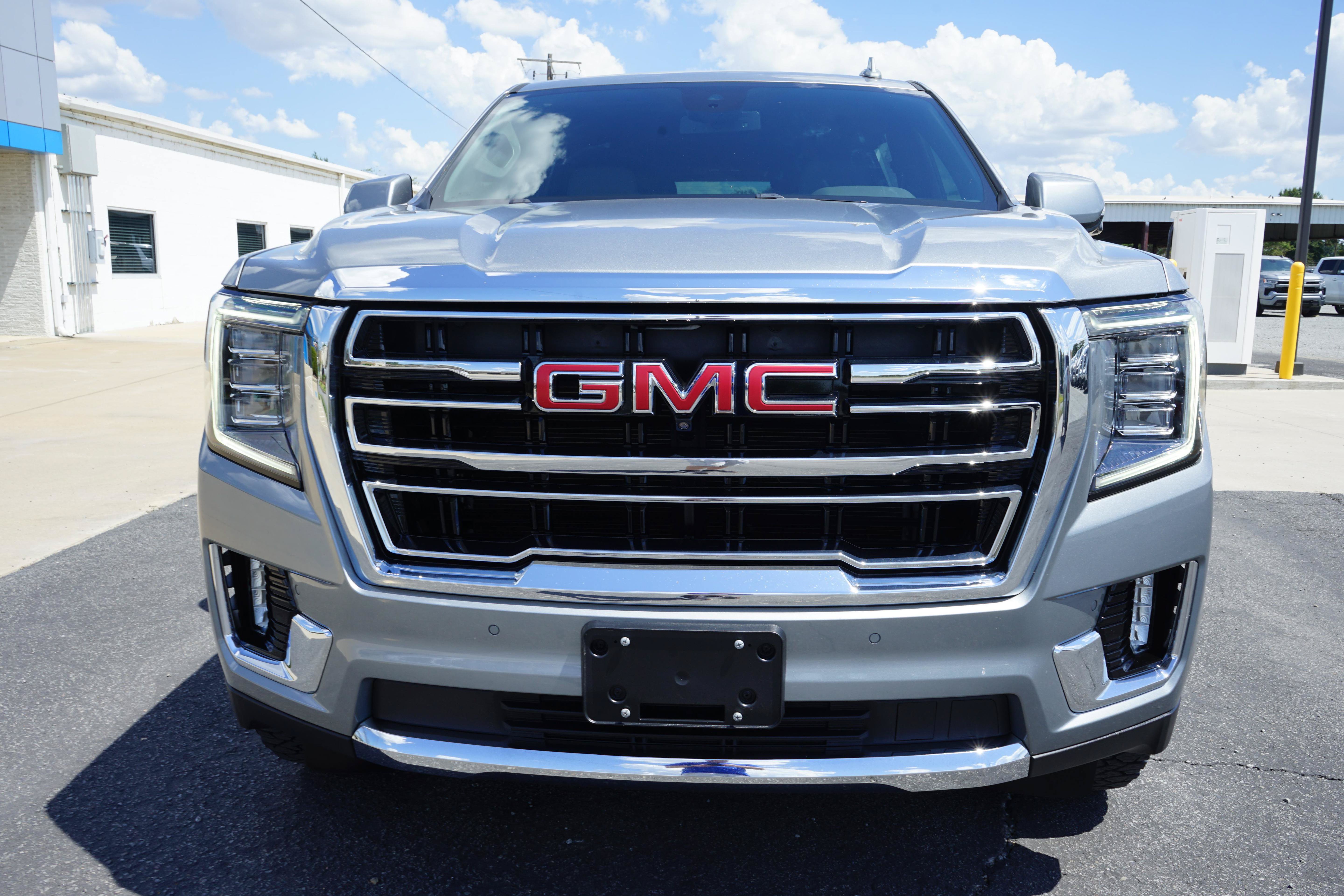 Used 2024 GMC Yukon SLT w/ SLT Luxury Package AWD/4WD image 8