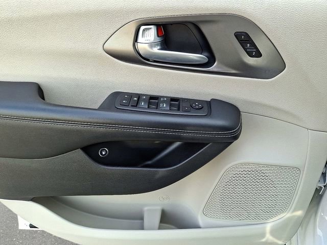 Used 2024 Chrysler Pacifica Select image 22