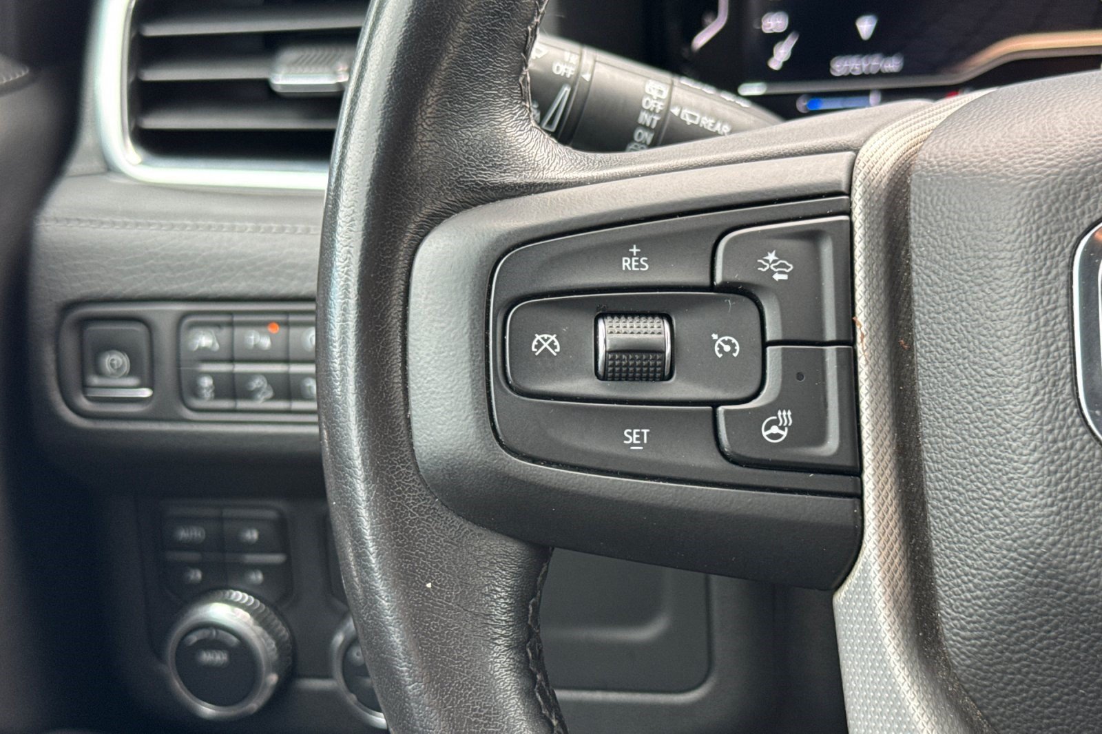 Used 2022 GMC Yukon XL Denali AWD/4WD image 29