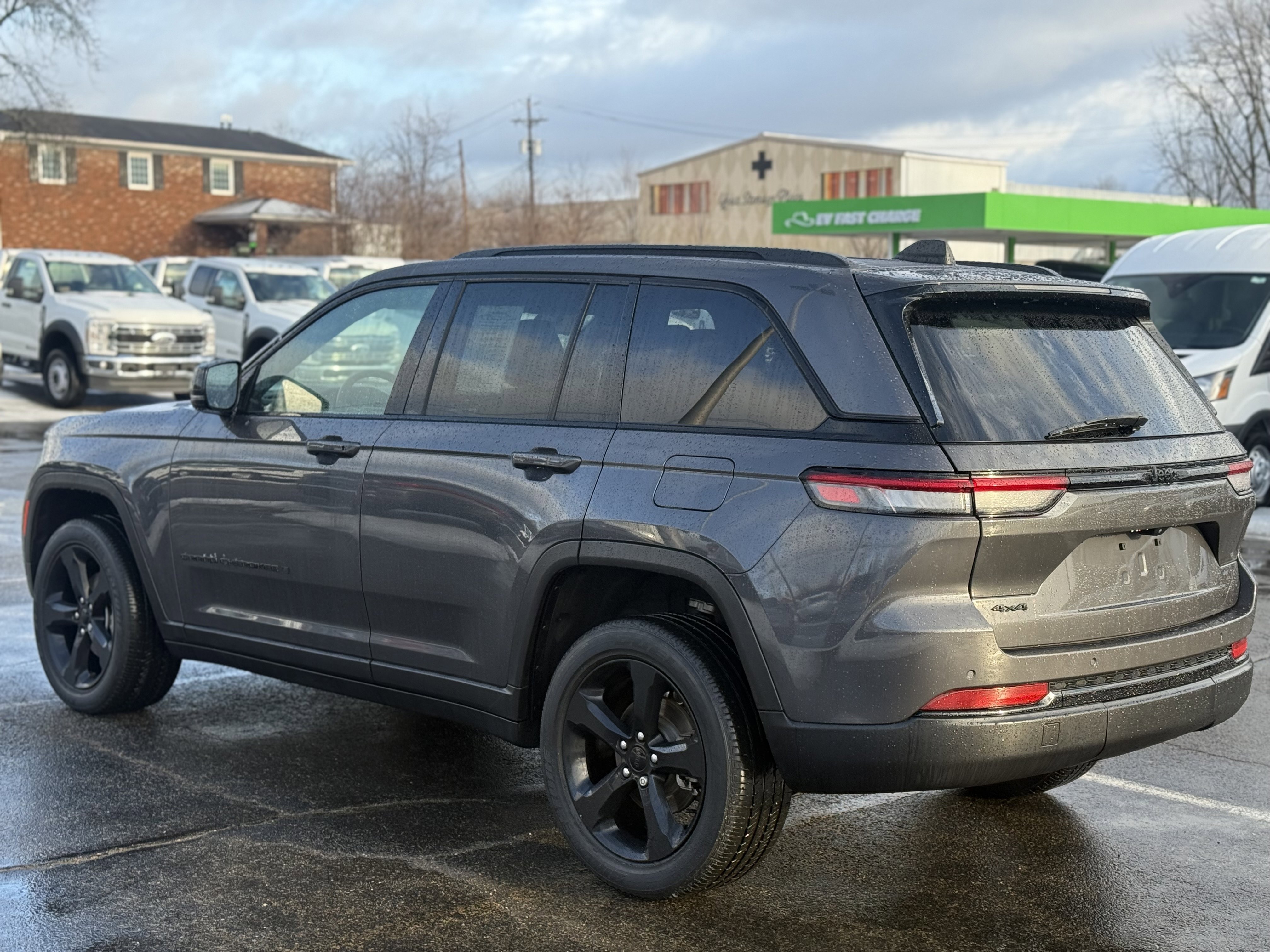 Used 2023 Jeep Grand Cherokee Altitude image 4