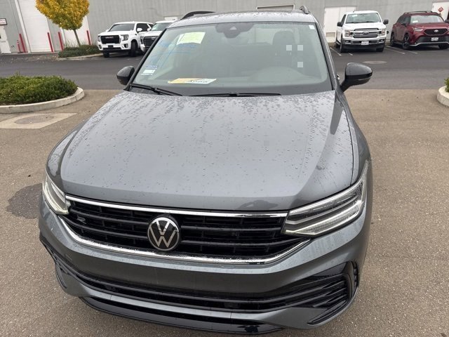 Used 2024 Volkswagen Tiguan SE R-Line image 3