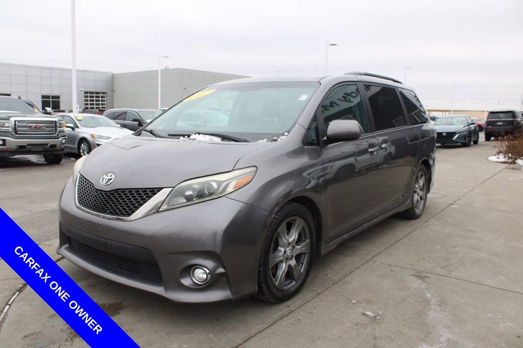 Used 2017 Toyota Sienna SE Premium image 3