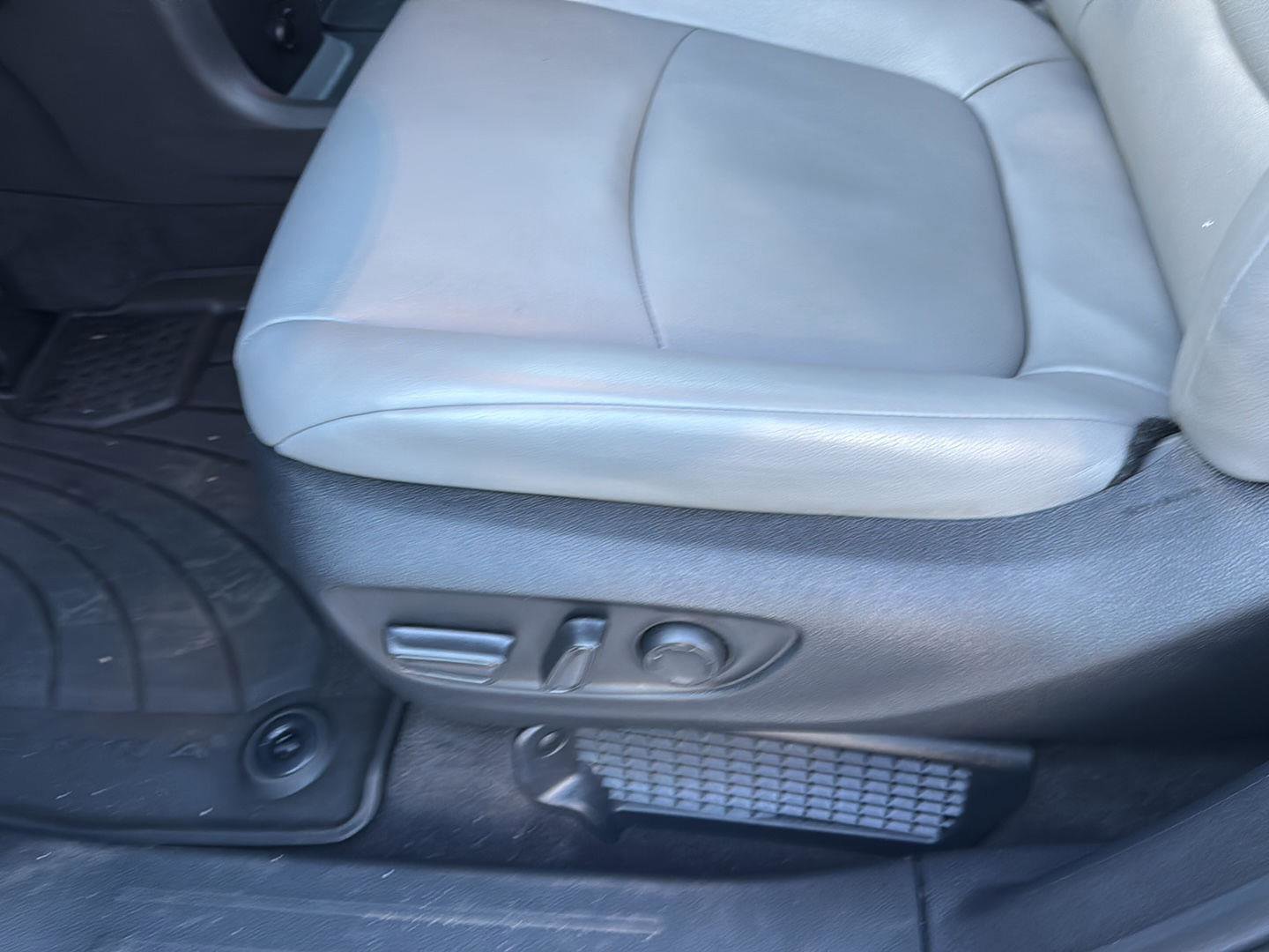 Used 2025 Toyota Sienna XLE w/ XLE Plus Package FWD image 25
