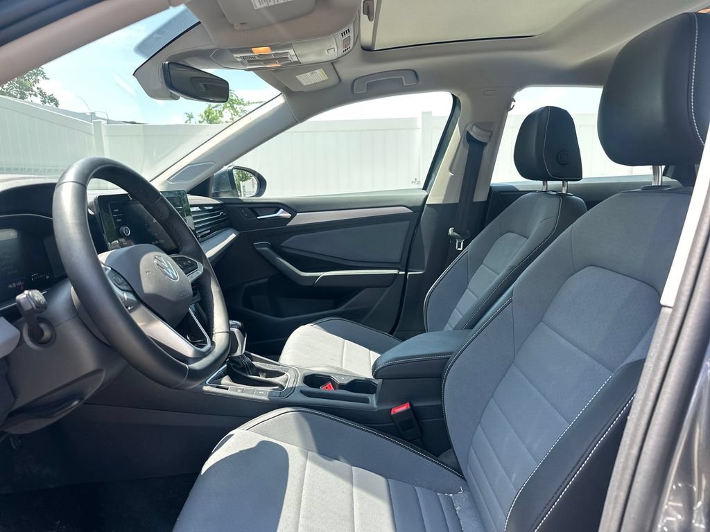 Used 2025 Volkswagen Jetta SE w/ Sunroof Package FWD image 43