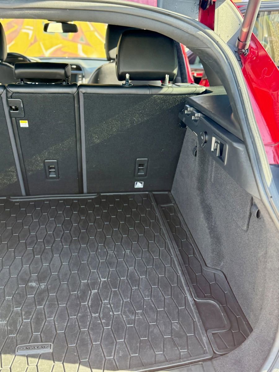 Used 2018 Jaguar F-PACE Premium image 28