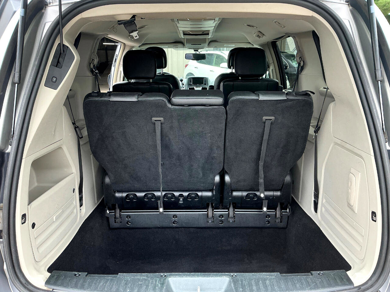 Used 2013 Chrysler Town & Country Touring-L w/ Driver Convenience Group image 13