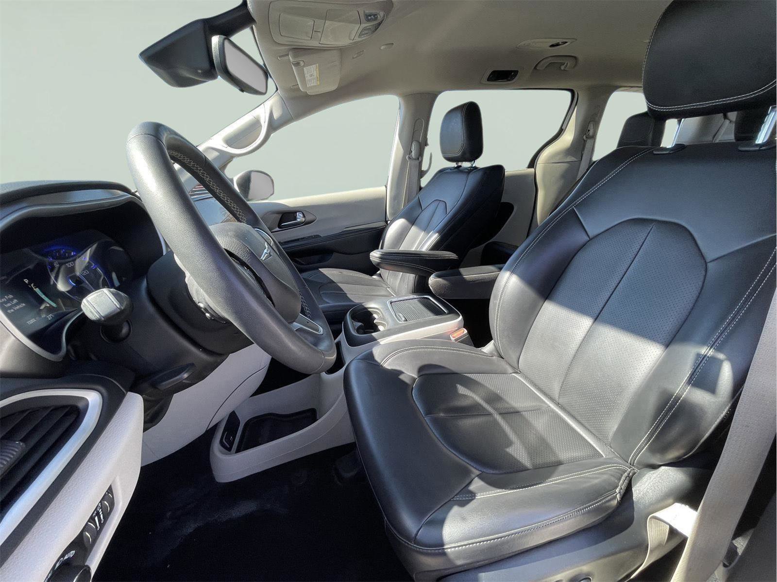 Used 2023 Chrysler Pacifica Touring-L image 15