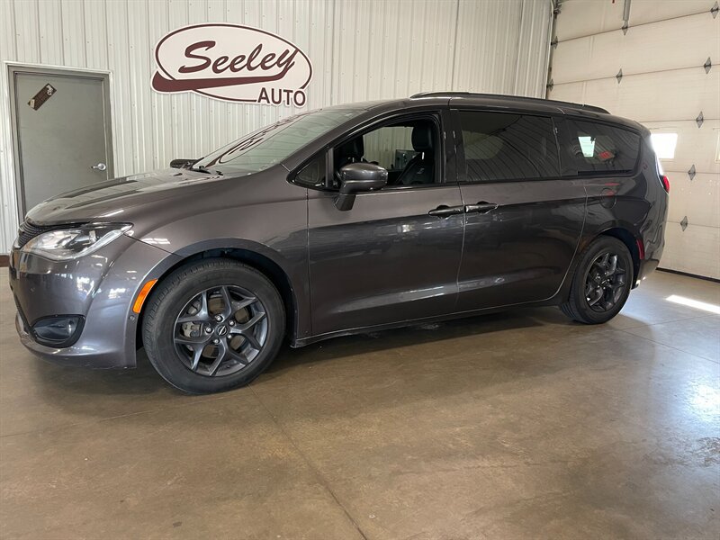 Used 2018 Chrysler Pacifica Touring-L Plus w/ Advanced Safetytec Group FWD image 1