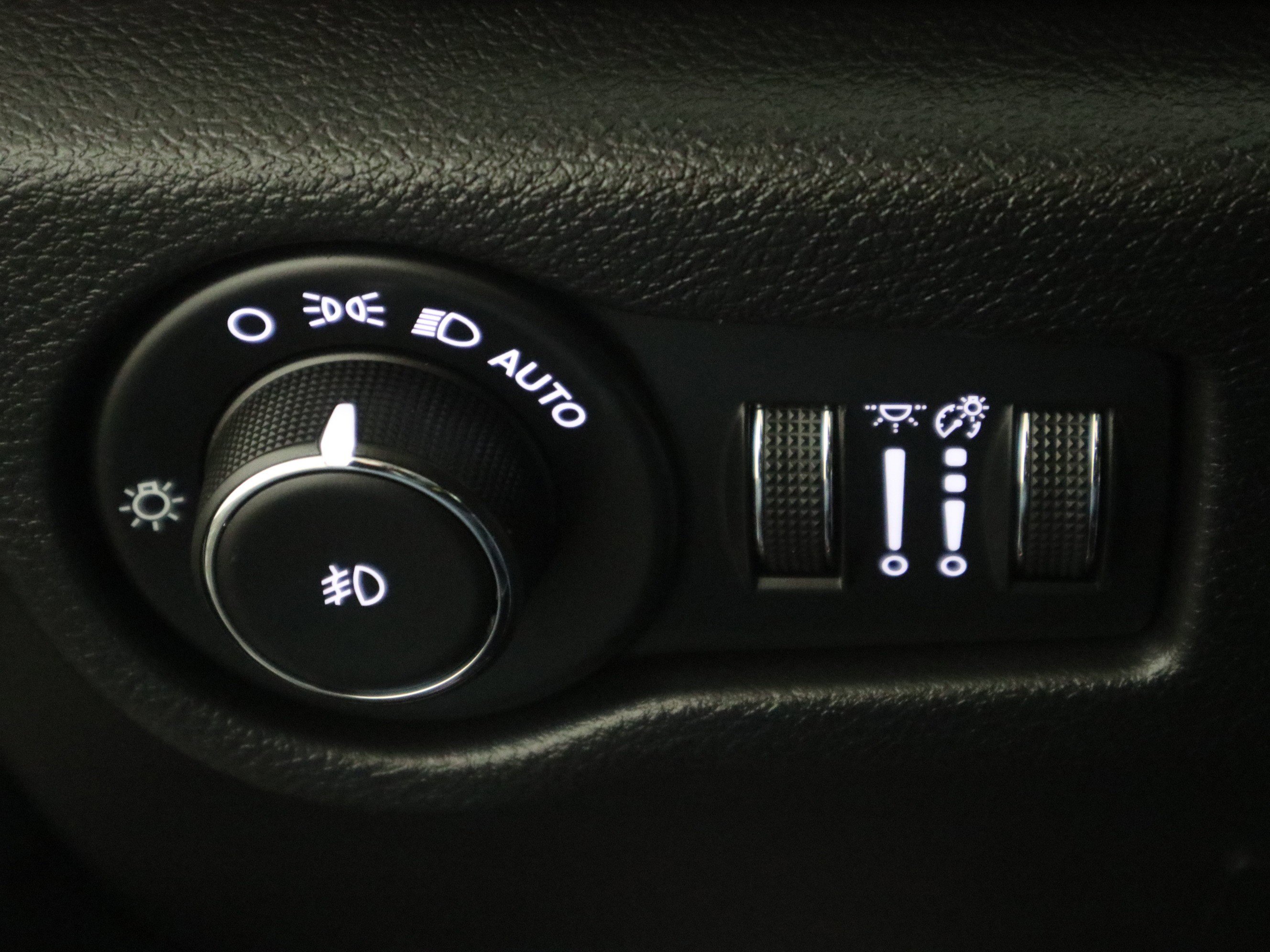Used 2025 Chrysler Pacifica Limited image 34