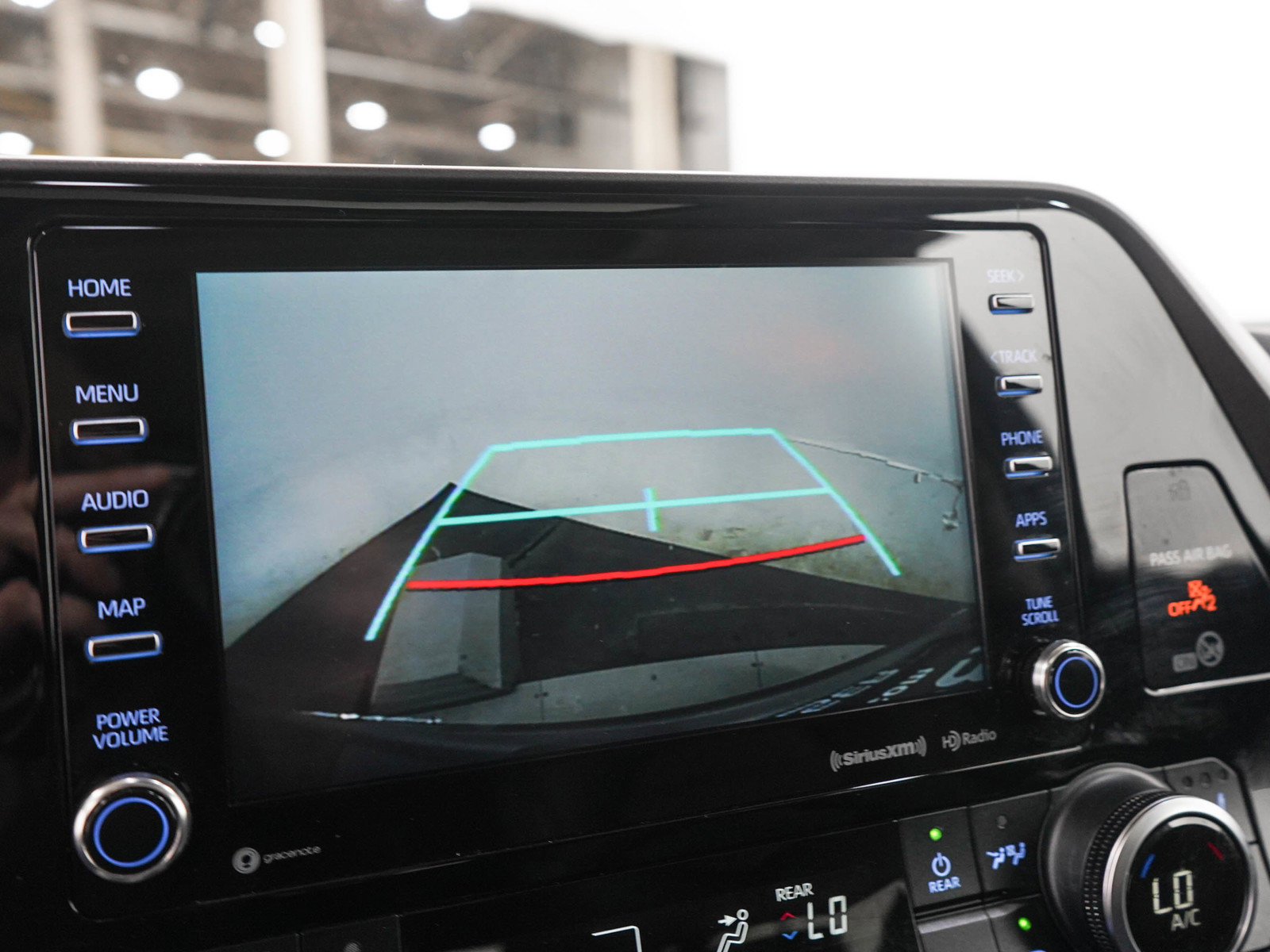 Used 2020 Toyota Highlander XLE AWD/4WD image 29