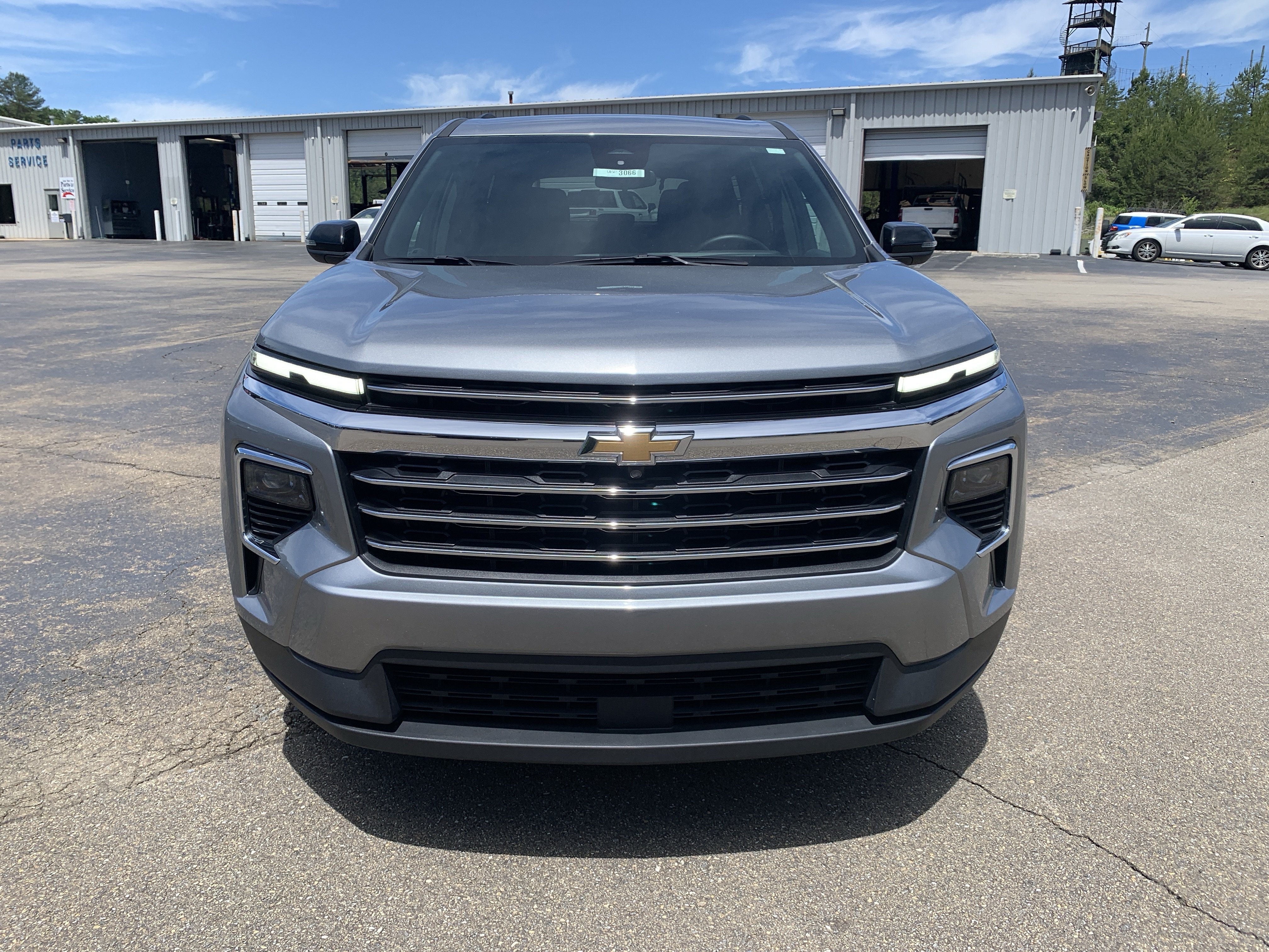 Used 2025 Chevrolet Traverse LT FWD image 16