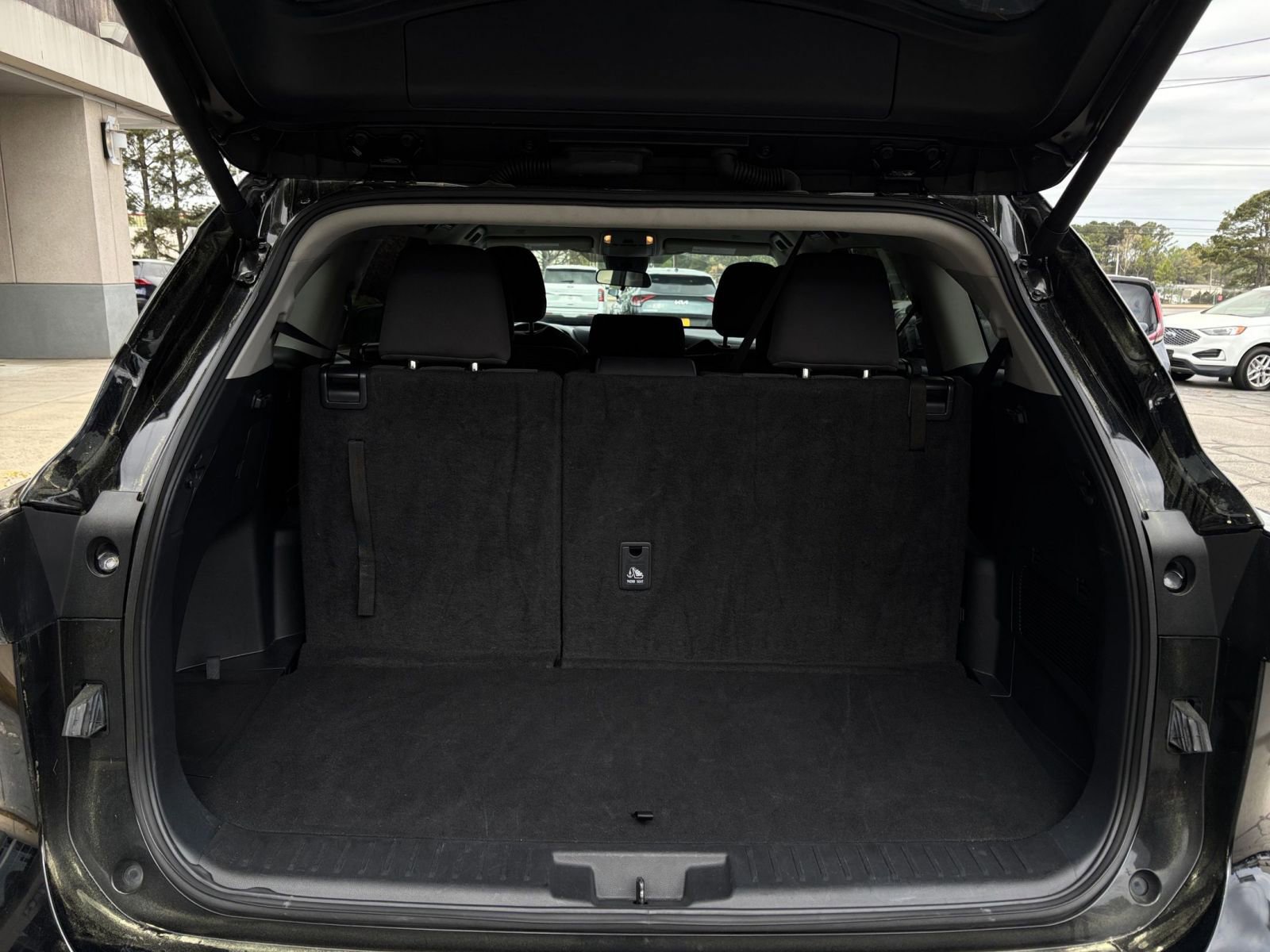 Used 2025 Toyota Highlander LE image 38