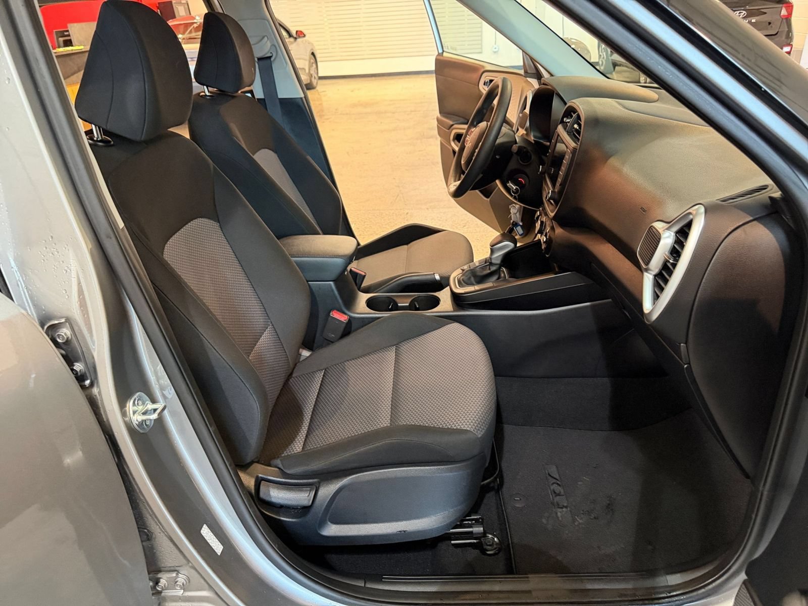 Used 2025 Kia Soul LX w/ LX Technology Package FWD image 34