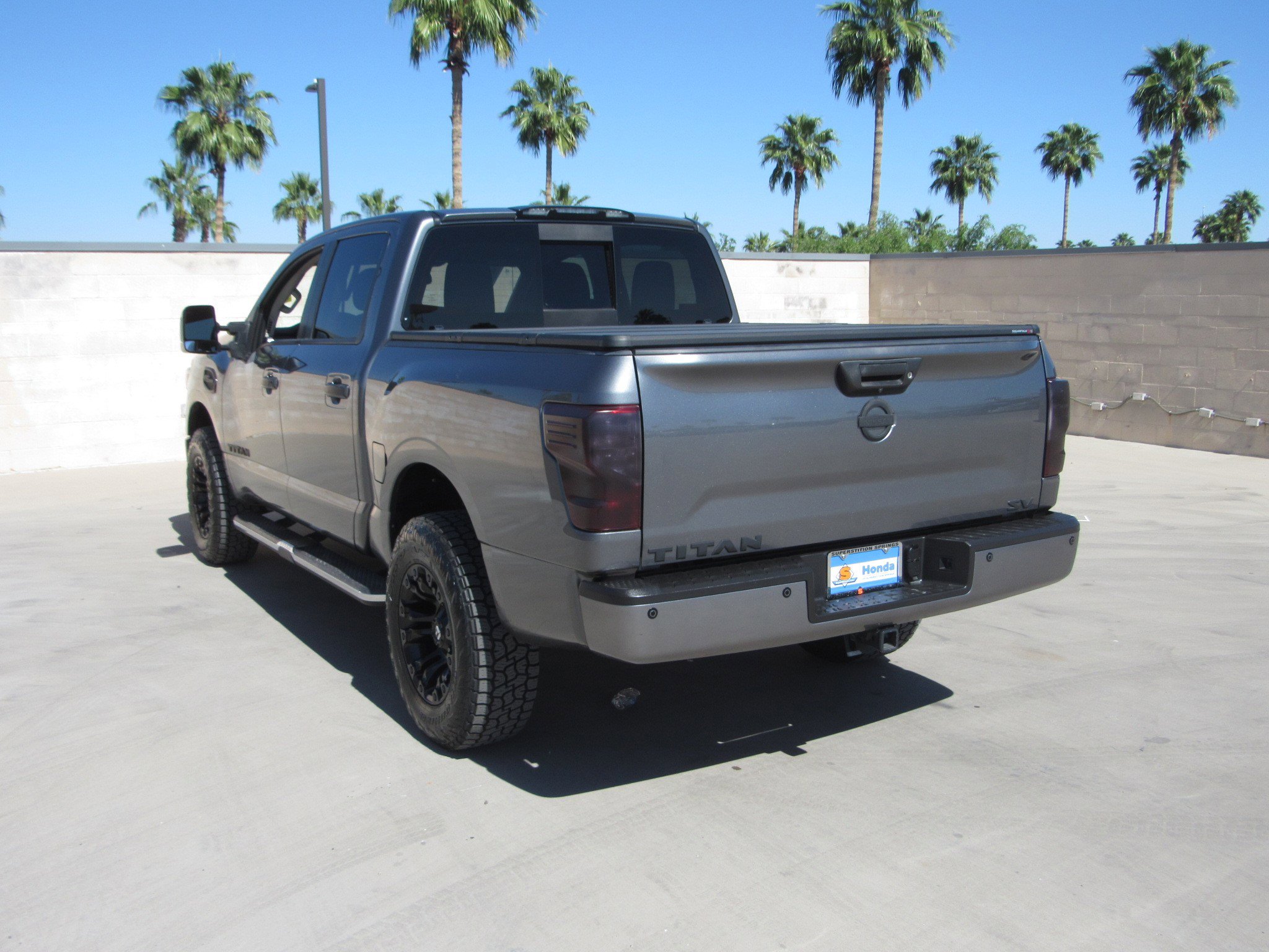 Used 2017 Nissan Titan SV image 6