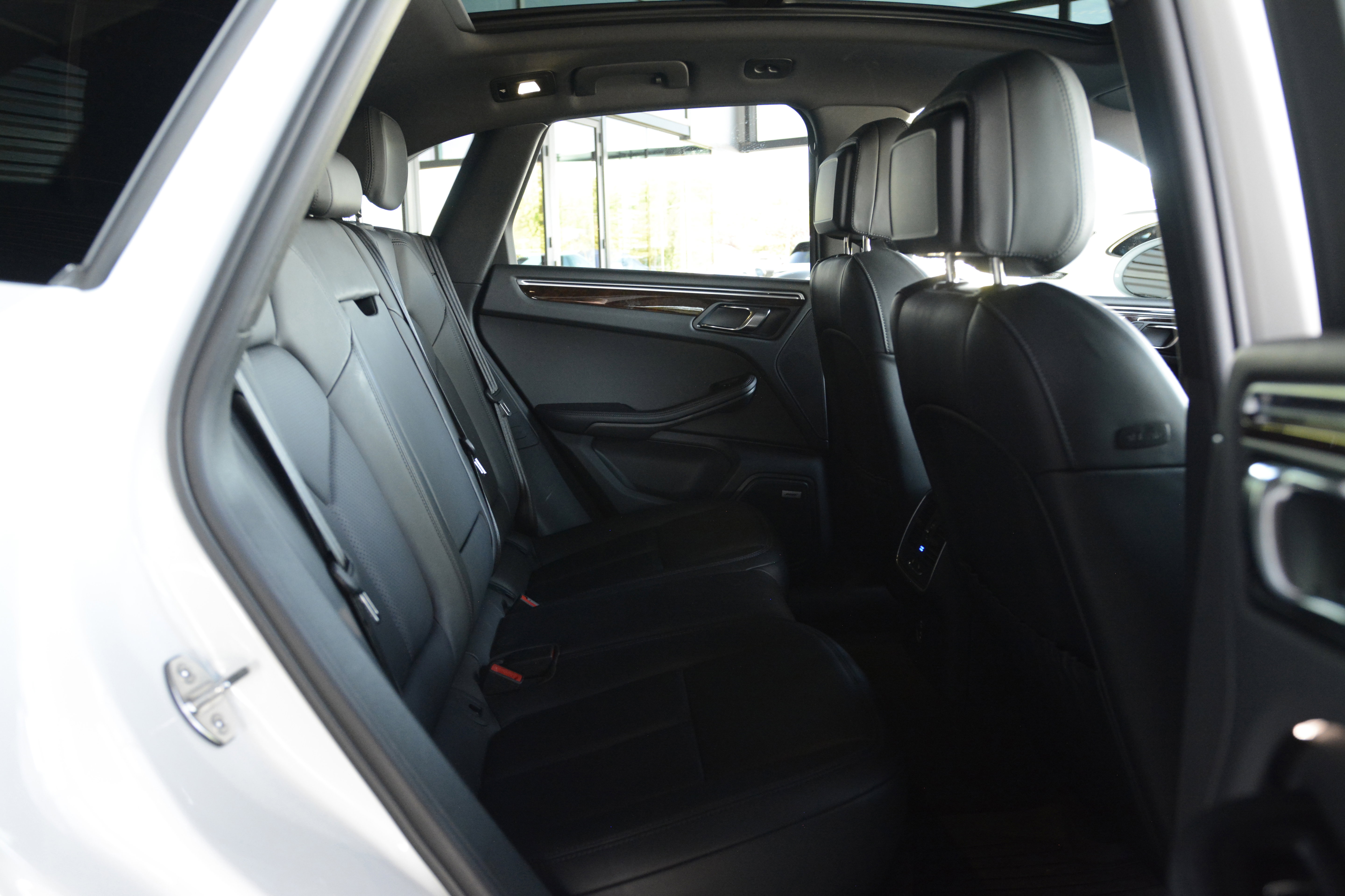 Certified 2022 Porsche Macan S AWD/4WD image 35