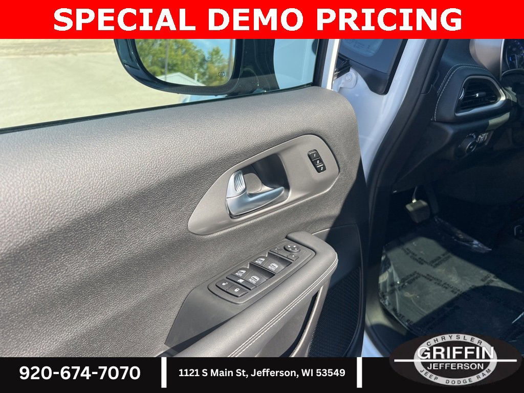 New 2026 Chrysler Pacifica Select image 25