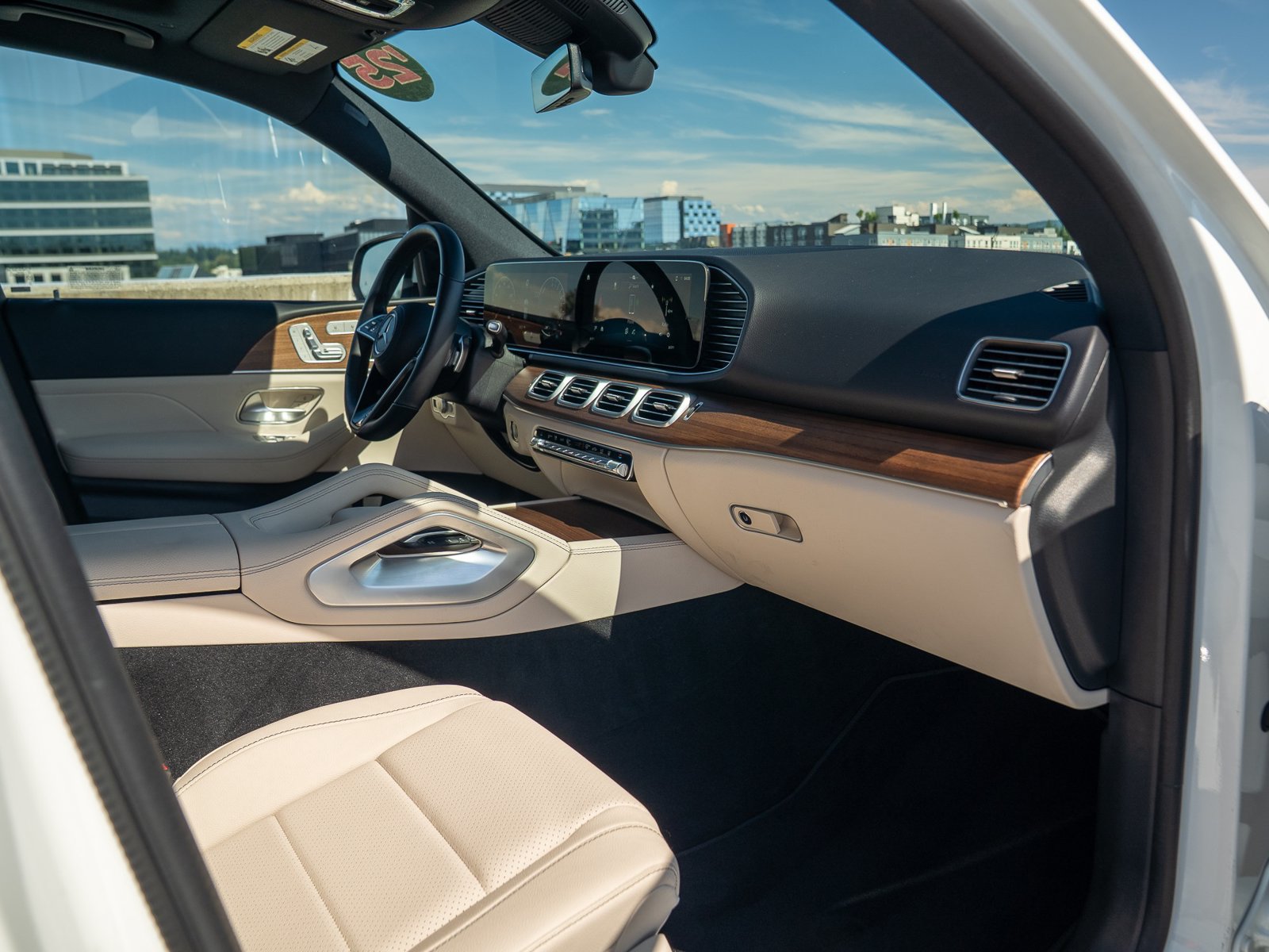 Certified 2025 Mercedes-Benz GLE 450e 4MATIC w/ Winter Package image 28