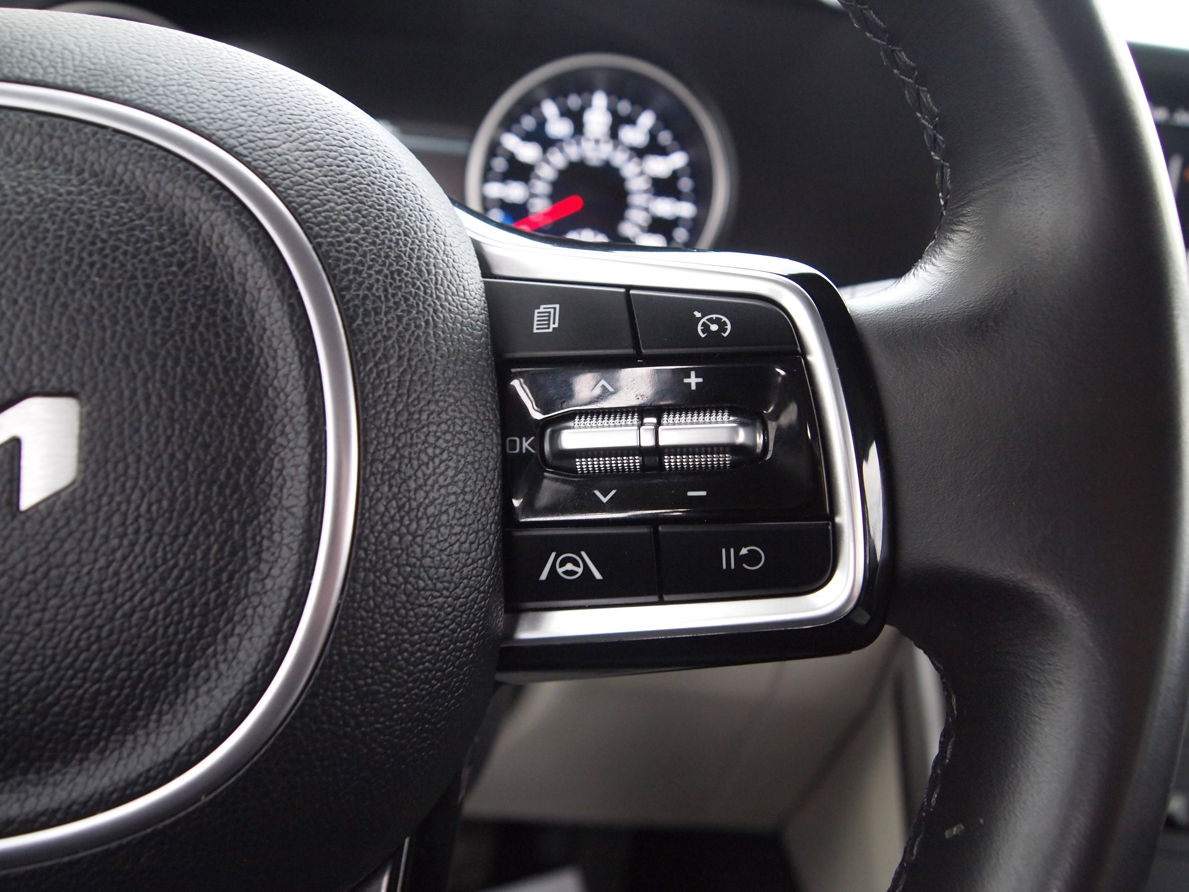 Used 2023 Kia Carnival LX FWD image 24