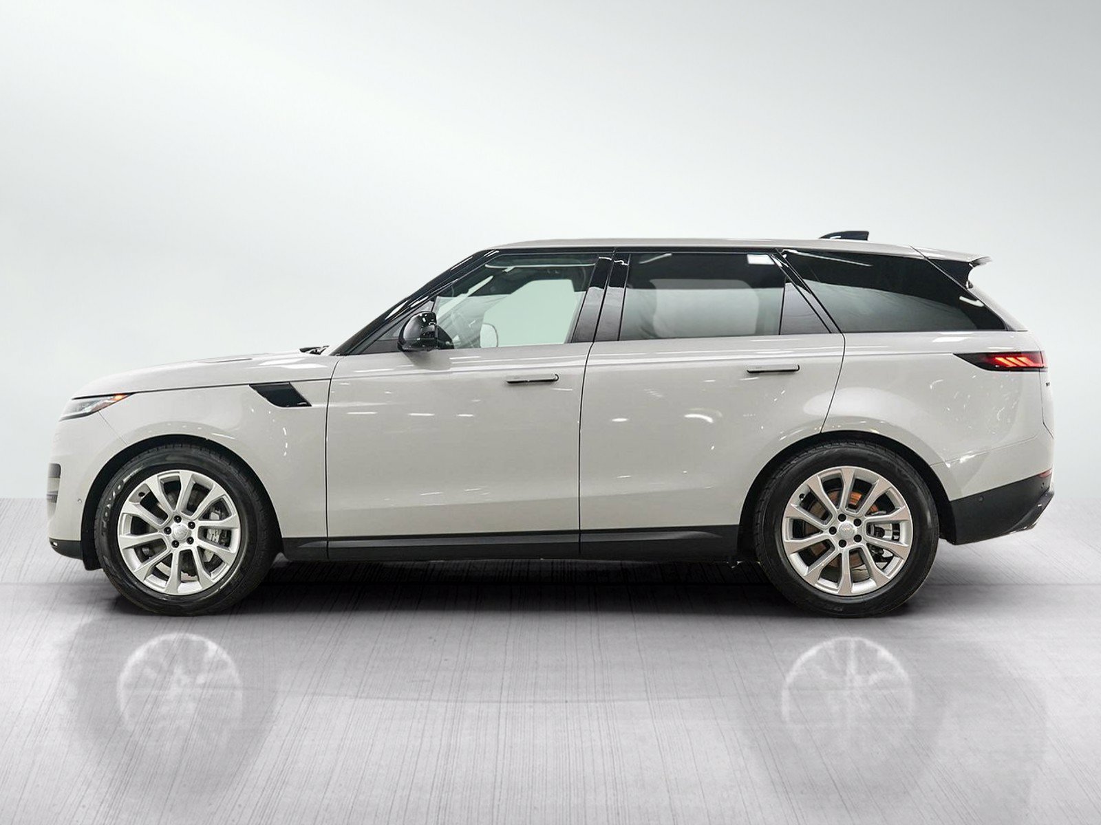 Used 2025 Land Rover Range Rover Sport SE AWD/4WD image 2