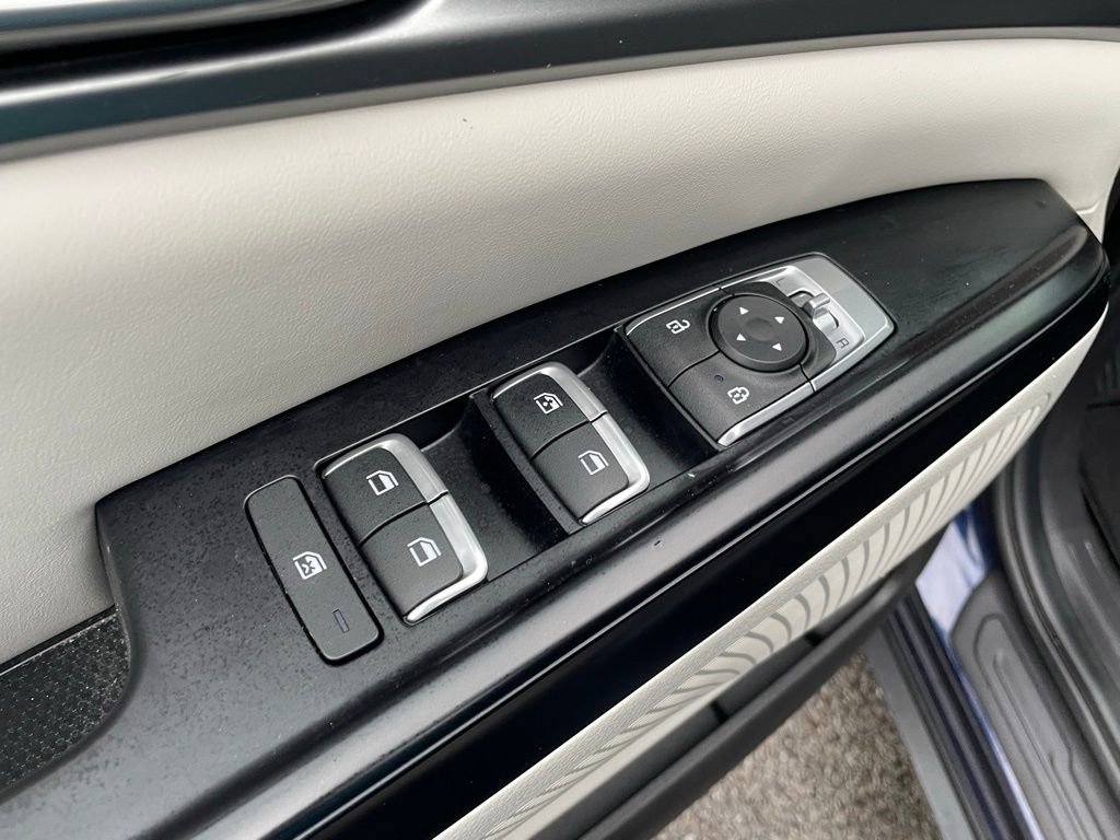 Used 2023 Kia Carnival LX FWD image 12