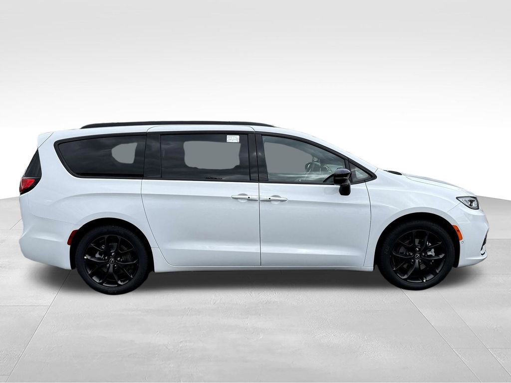 New 2026 Chrysler Pacifica Limited w/ Uconnect Theater Family Group FWD image 8