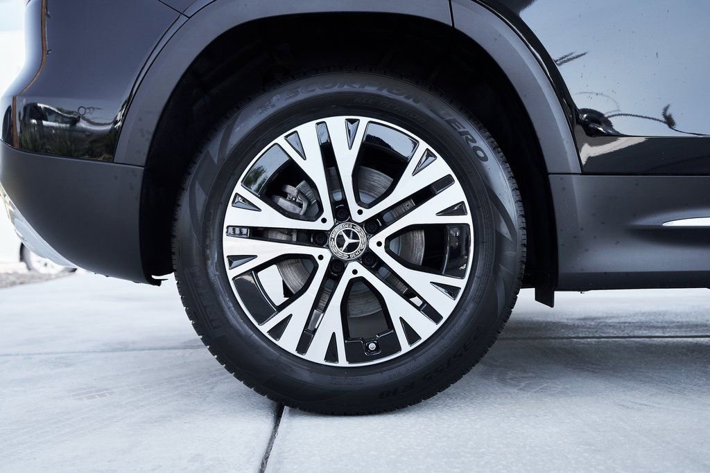 Used 2025 Mercedes-Benz GLB 250 4MATIC w/ Exclusive Package image 9