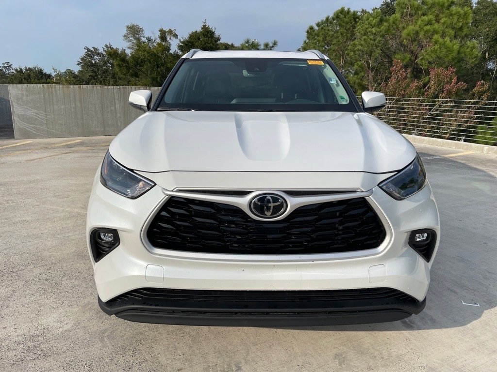 Used 2024 Toyota Highlander XLE image 2