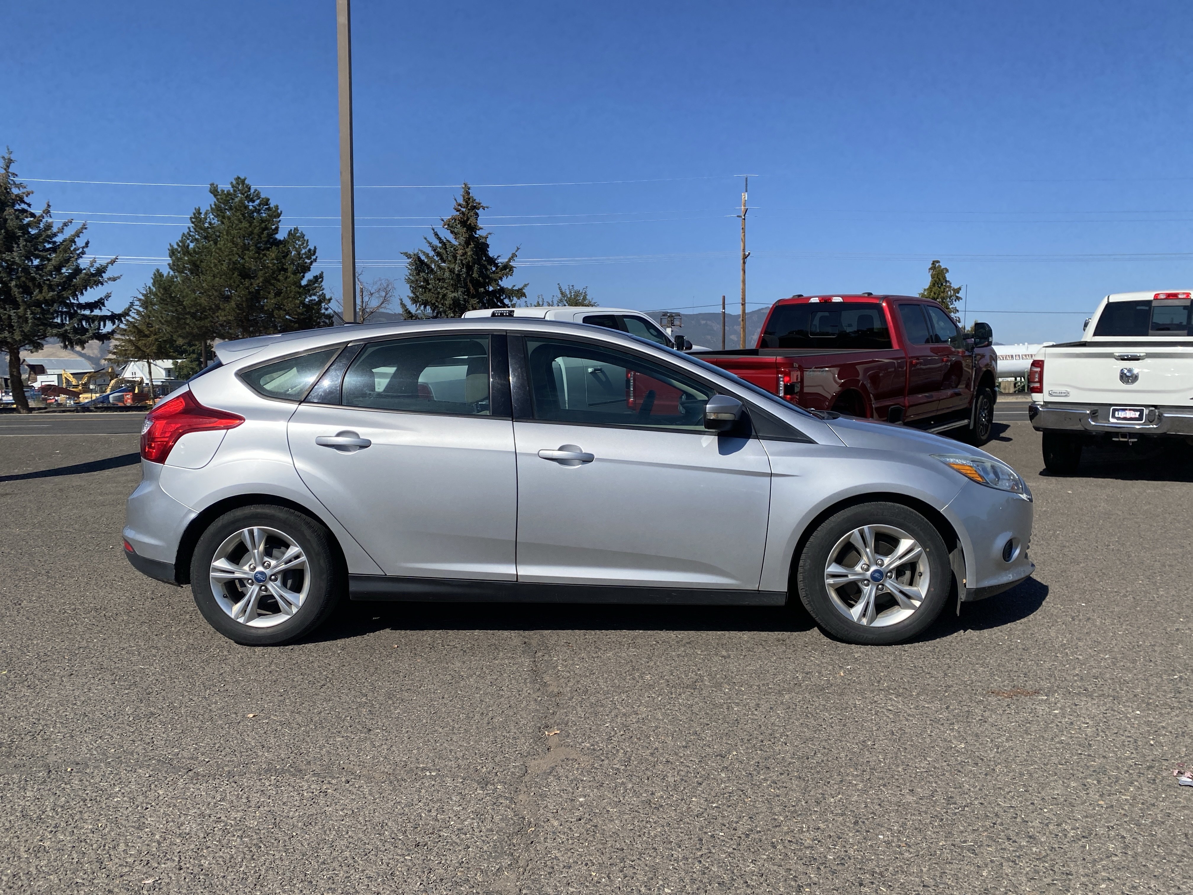 Used 2013 Ford Focus SE w/ SE Winter Pkg FWD image 2