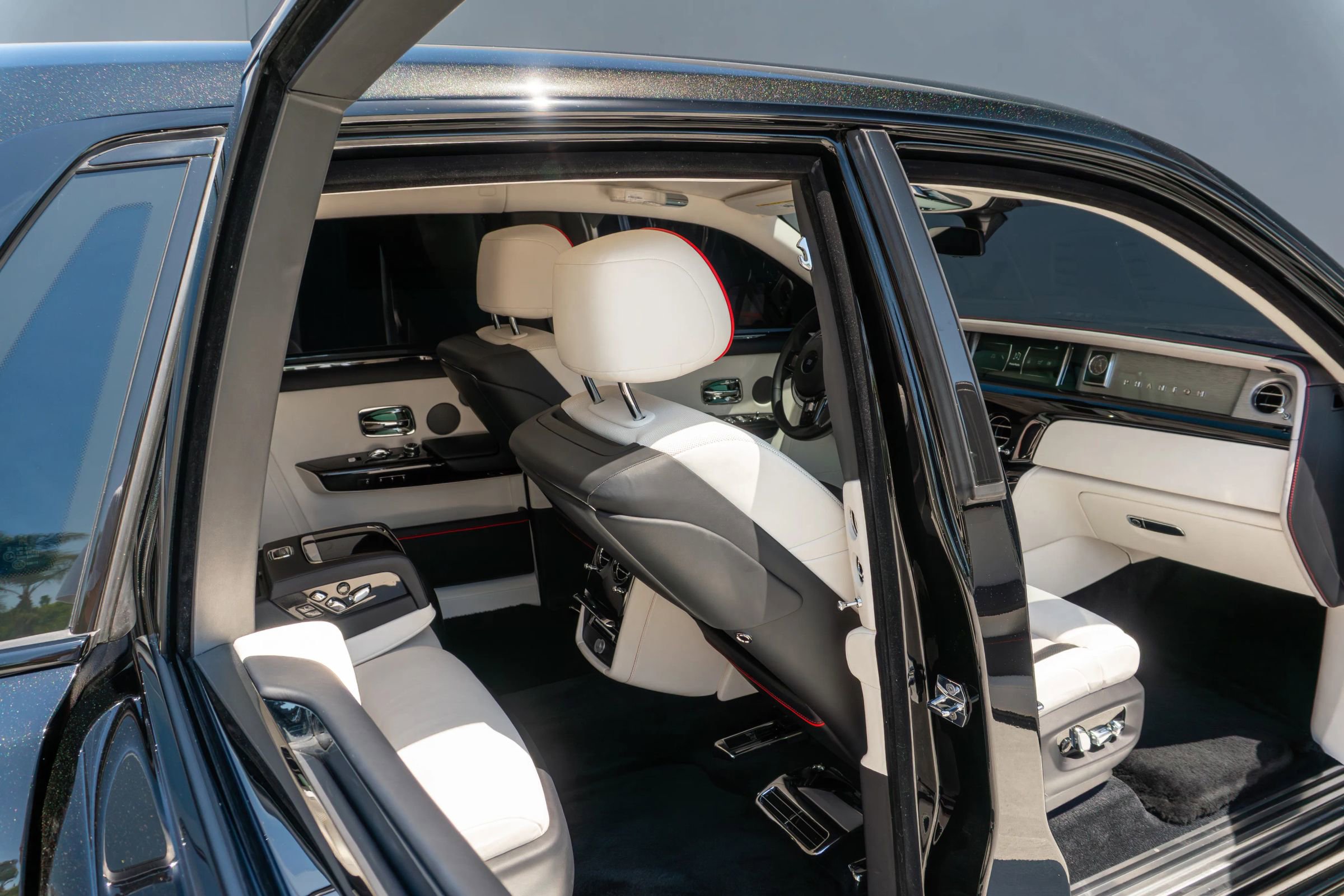 Used 2024 Rolls-Royce Phantom Sedan w/ The Phantom Package RWD image 77