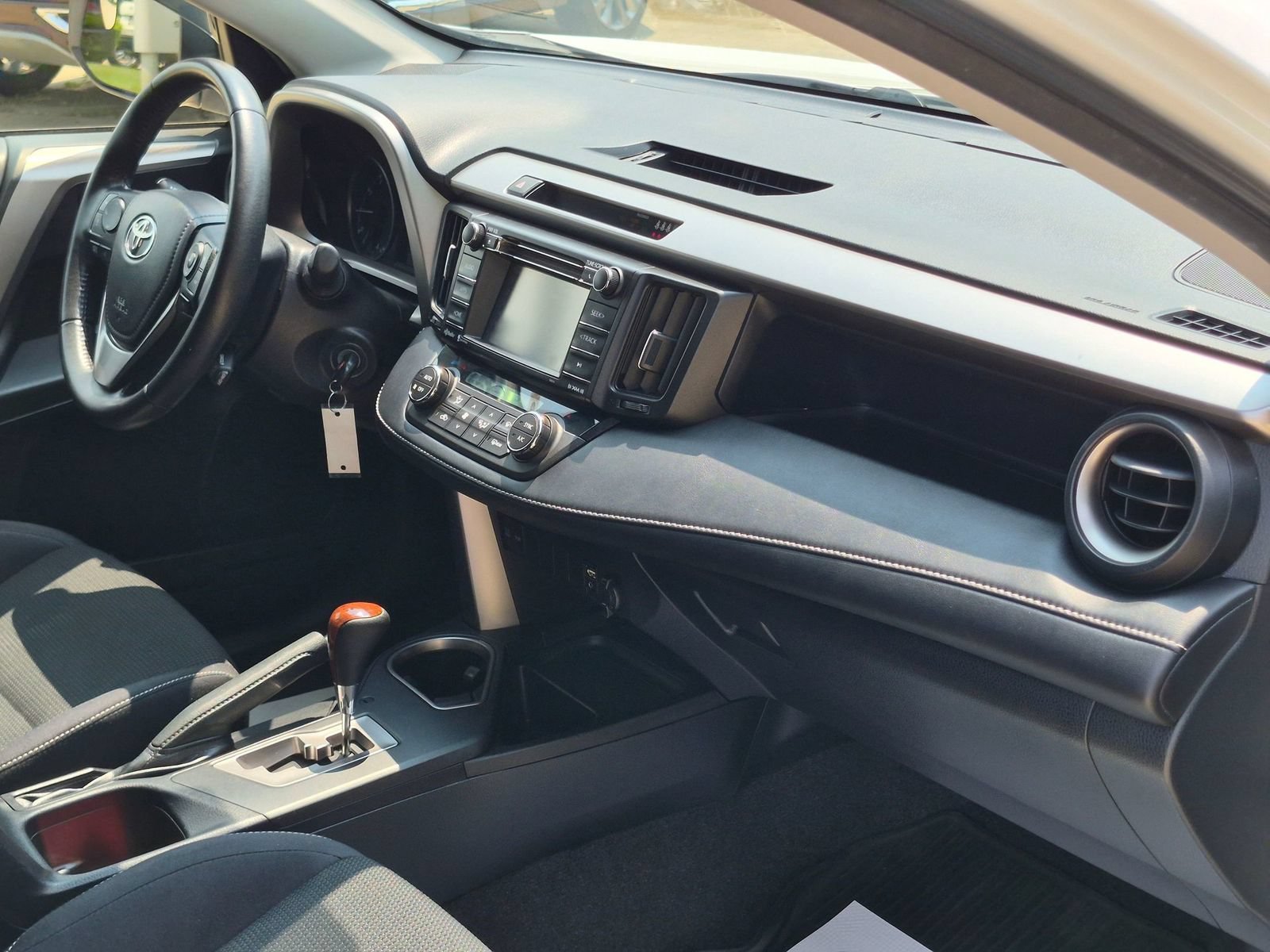 Used 2017 Toyota RAV4 XLE AWD/4WD image 30