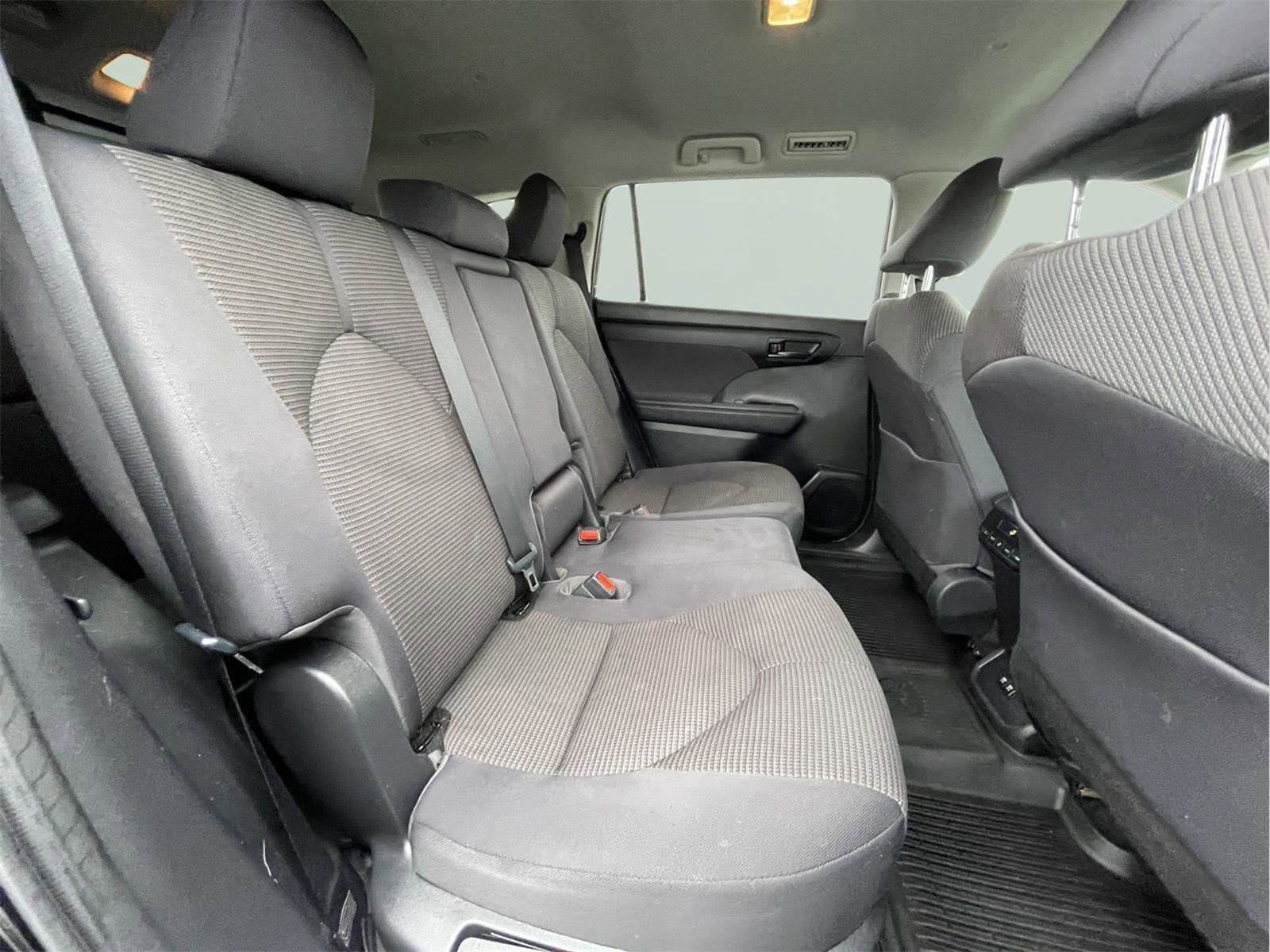 Used 2021 Toyota Highlander LE image 21