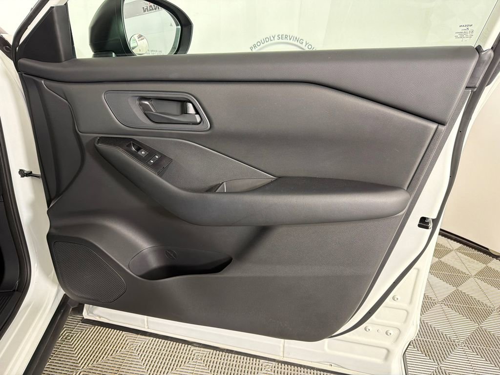 Used 2024 Nissan Rogue S image 14