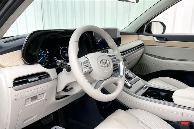 Certified 2025 Hyundai Palisade Limited AWD/4WD image 17