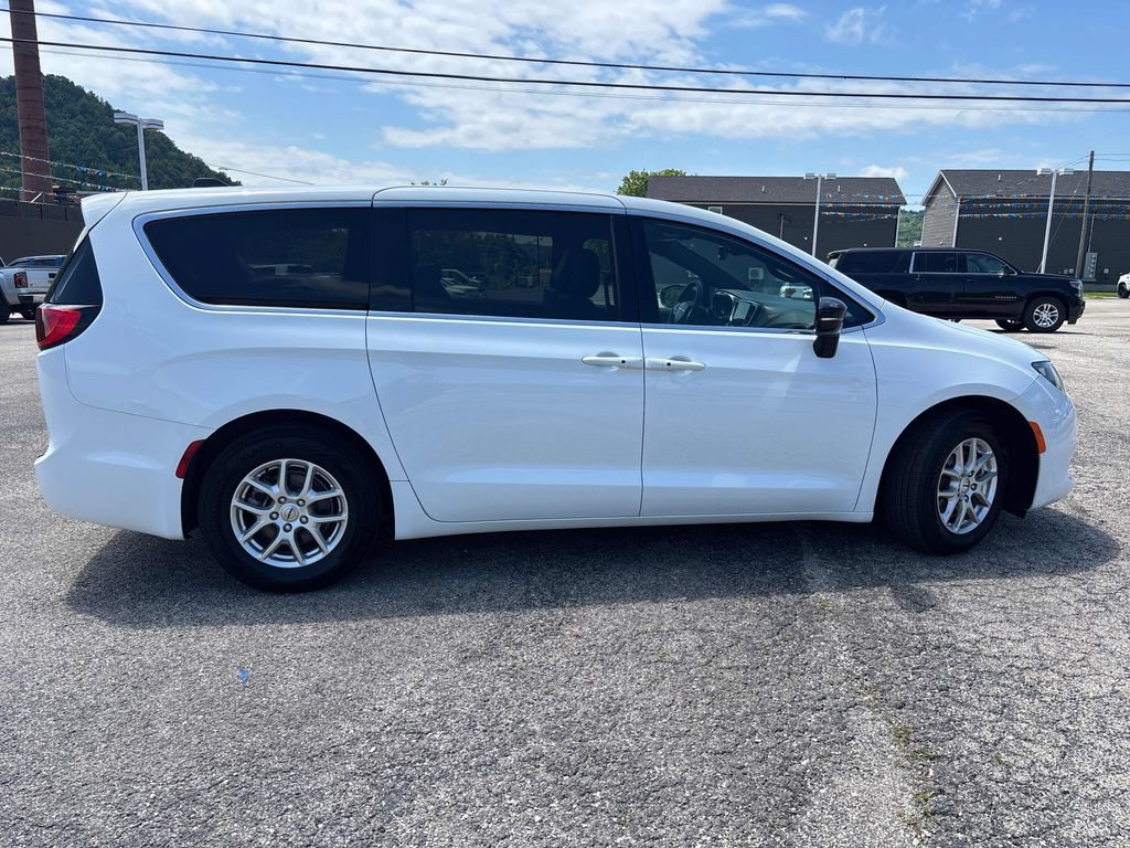 Used 2025 Chrysler Voyager LX FWD image 6
