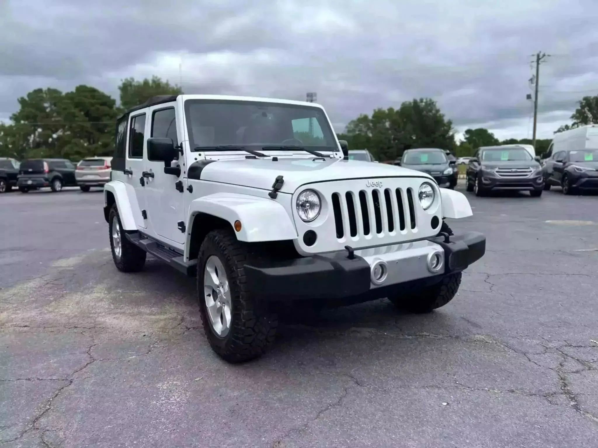 Used 2015 Jeep Wrangler Unlimited Sahara w/ Connectivity Group AWD/4WD image 4