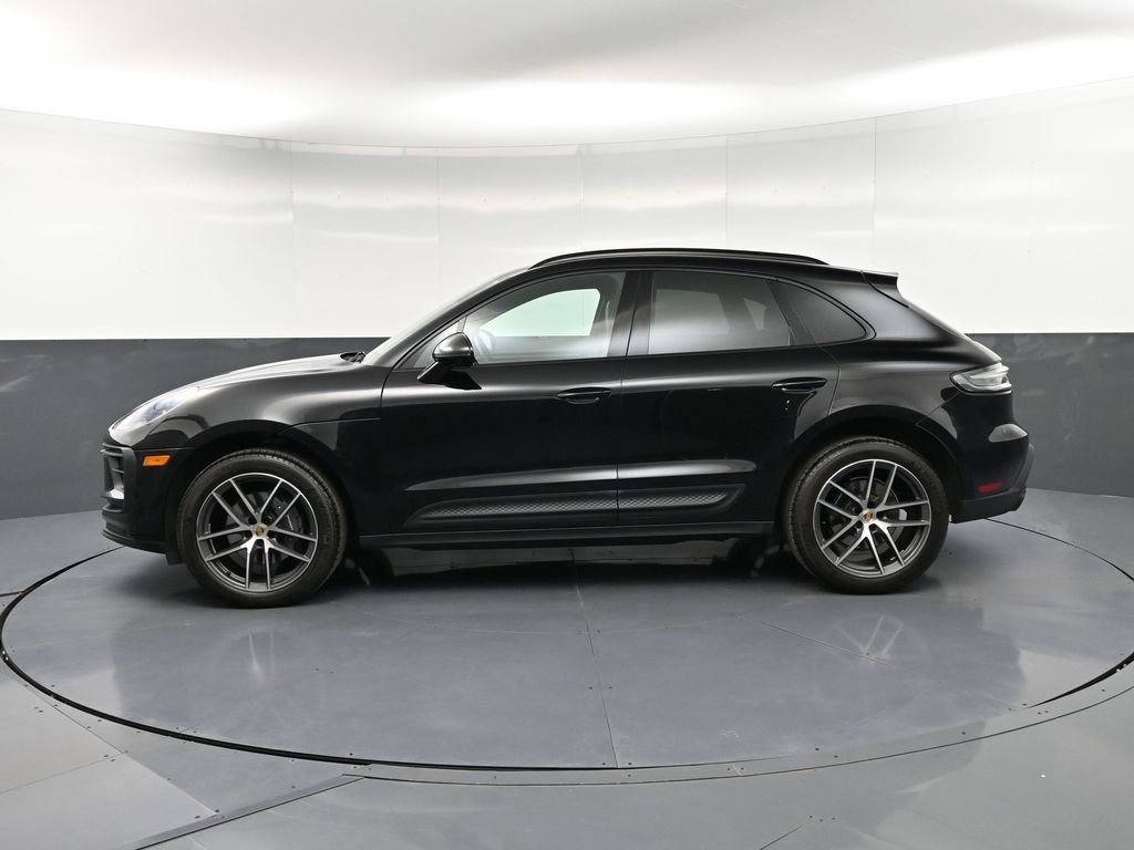 Certified 2024 Porsche Macan AWD/4WD image 2