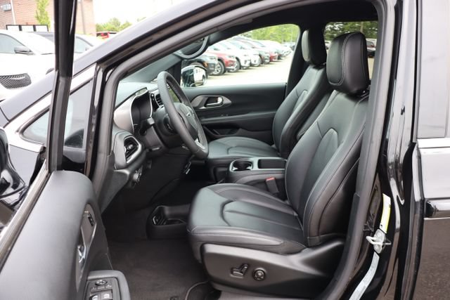 Used 2026 Chrysler Pacifica Select AWD/4WD image 13
