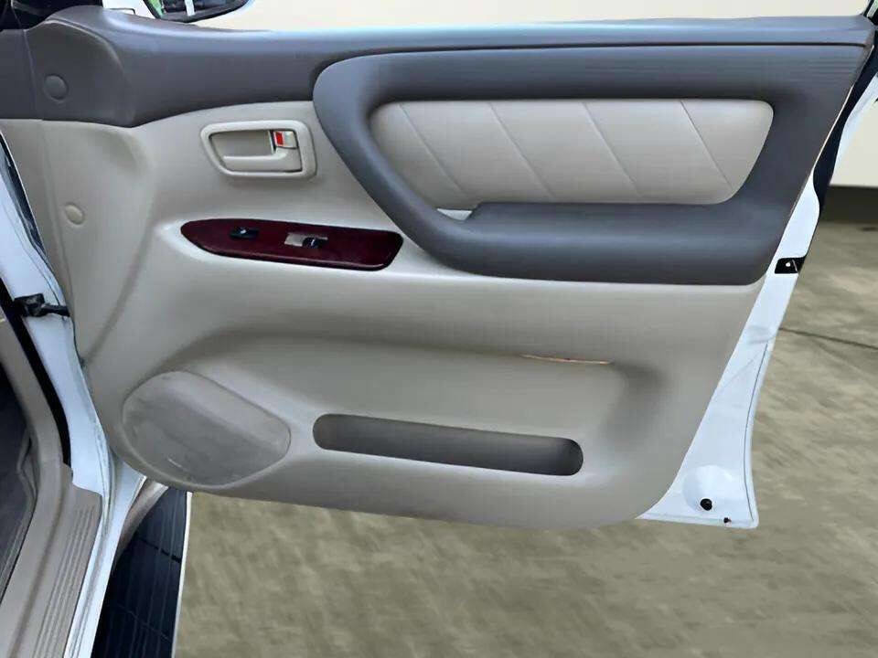 Used 2004 Toyota Land Cruiser image 27