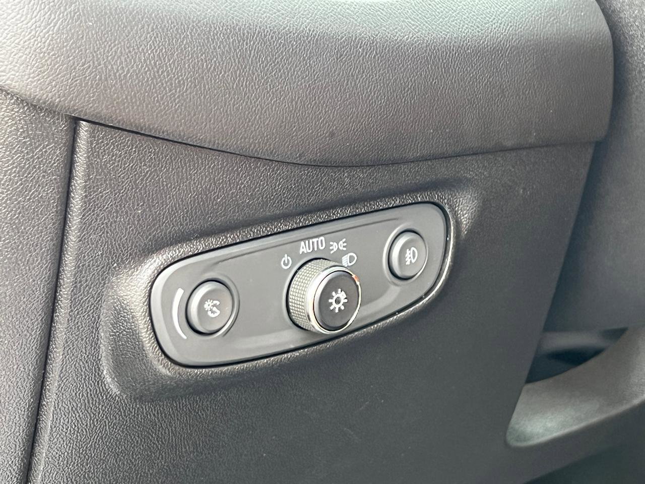 Used 2018 Chevrolet Equinox Premier AWD/4WD image 16