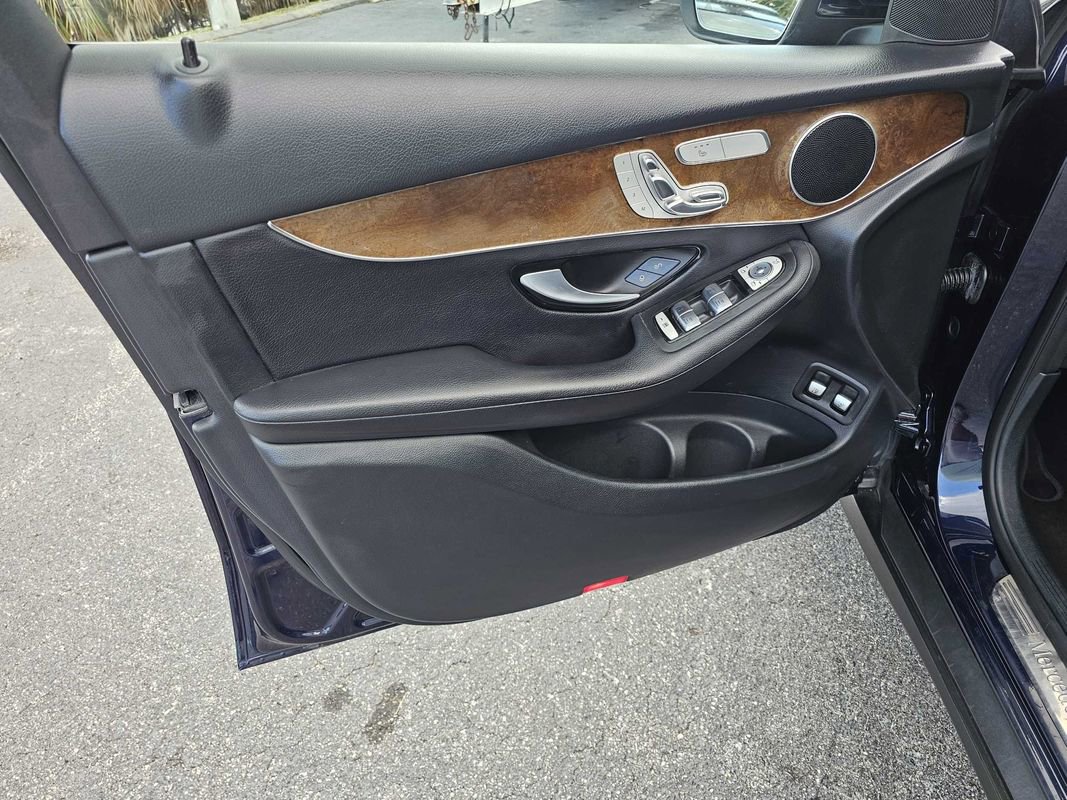 Used 2019 Mercedes-Benz GLC 350e 4MATIC image 6