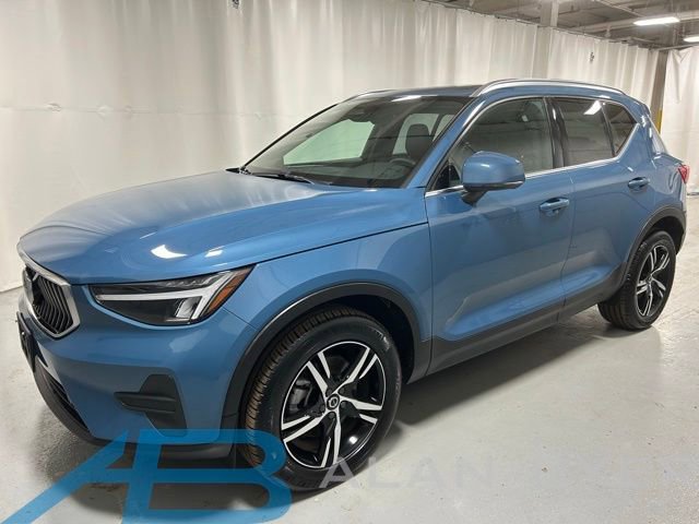 Used 2025 Volvo XC40 B5 Core AWD/4WD image 1