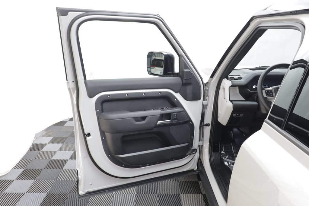 Certified 2026 Land Rover Defender 110 X-Dynamic SE AWD/4WD image 5