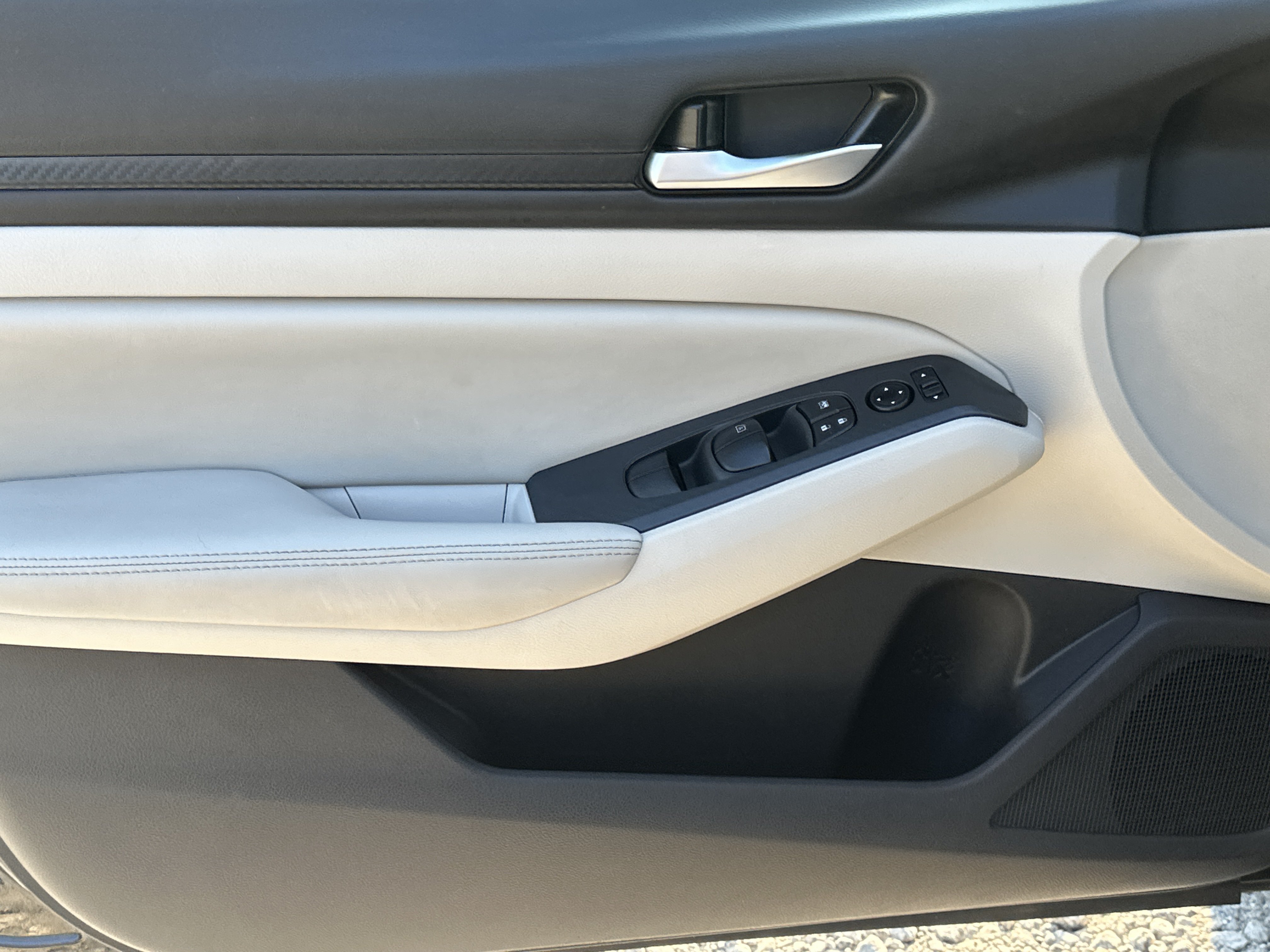 Used 2025 Nissan Altima 2.5 SV FWD image 10