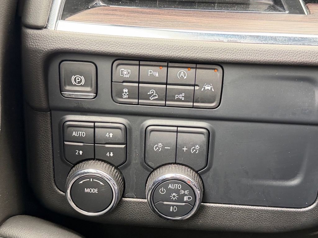 Used 2025 Chevrolet Suburban Z71 image 24