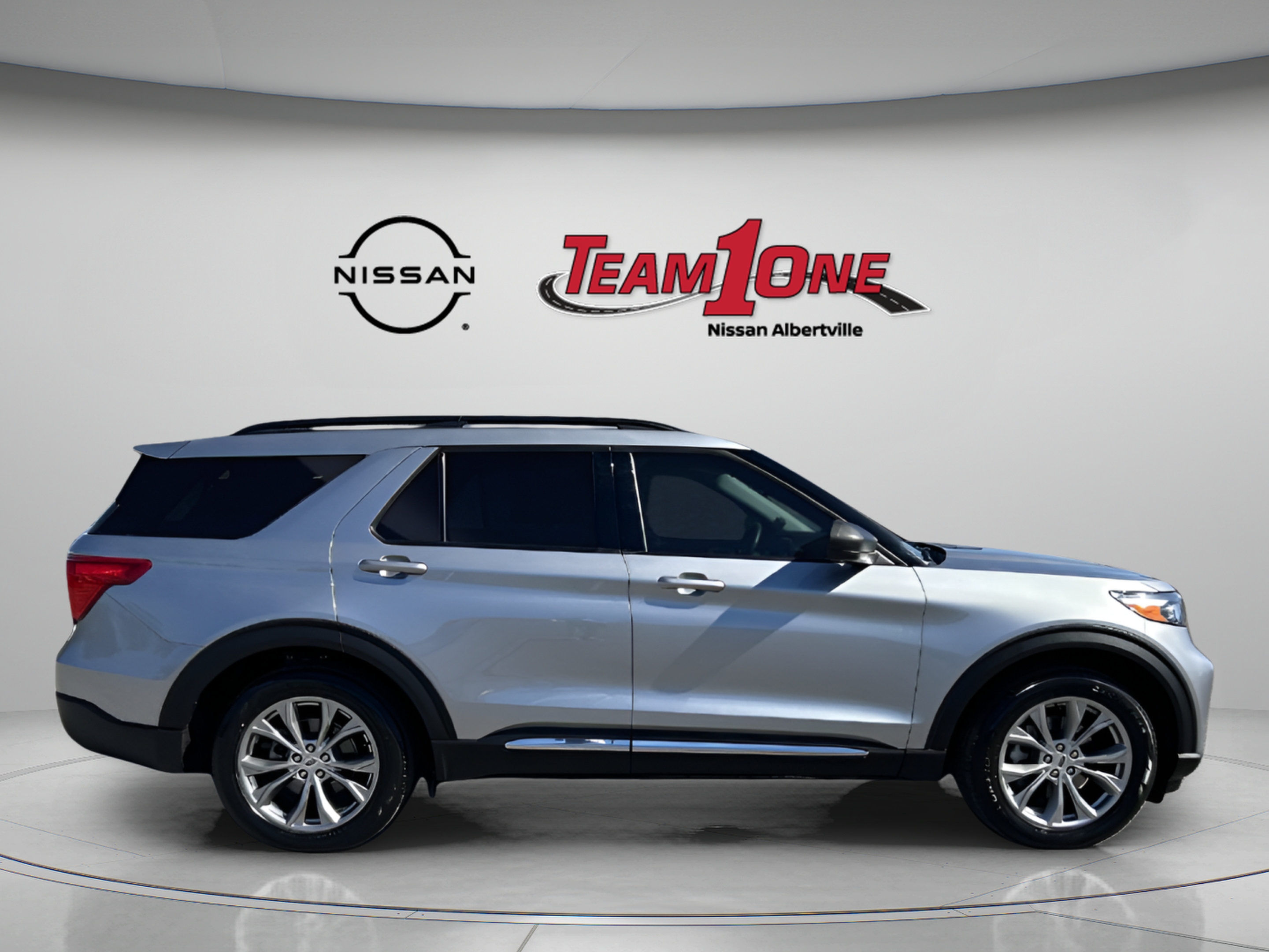 Used 2023 Ford Explorer XLT w/ Equipment Group 202A RWD image 9
