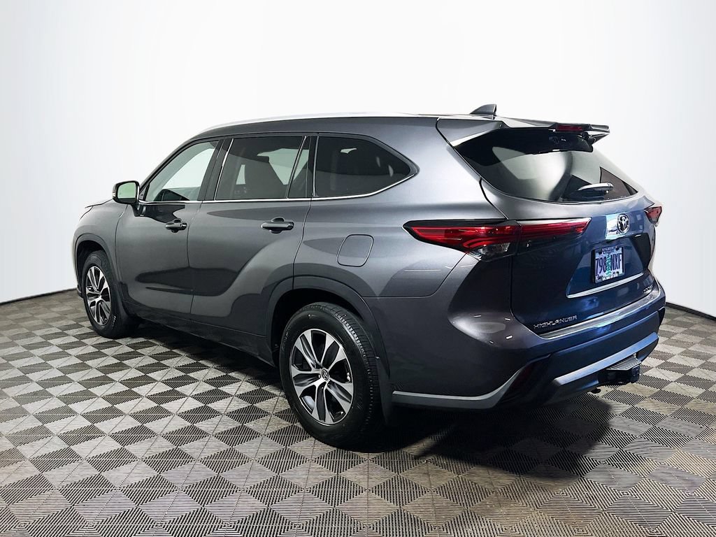 Used 2022 Toyota Highlander XLE AWD/4WD image 5