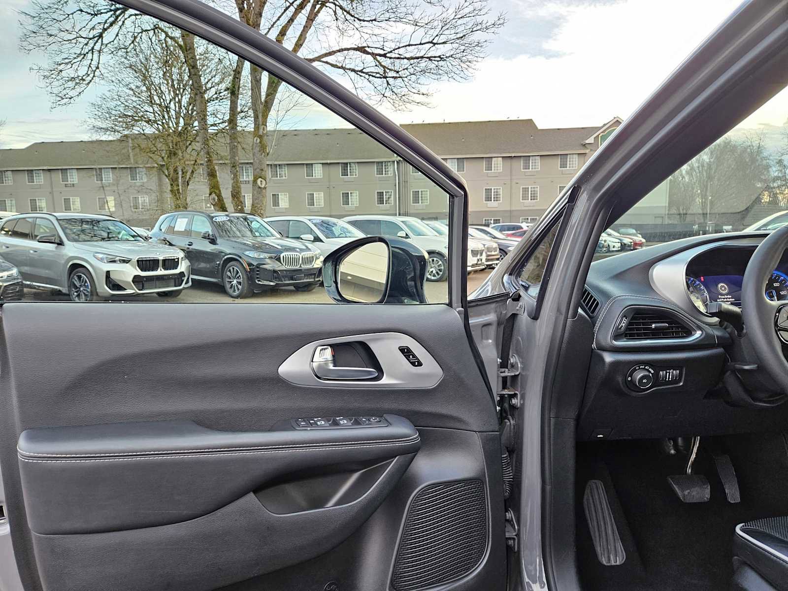 Used 2025 Chrysler Pacifica Limited image 22