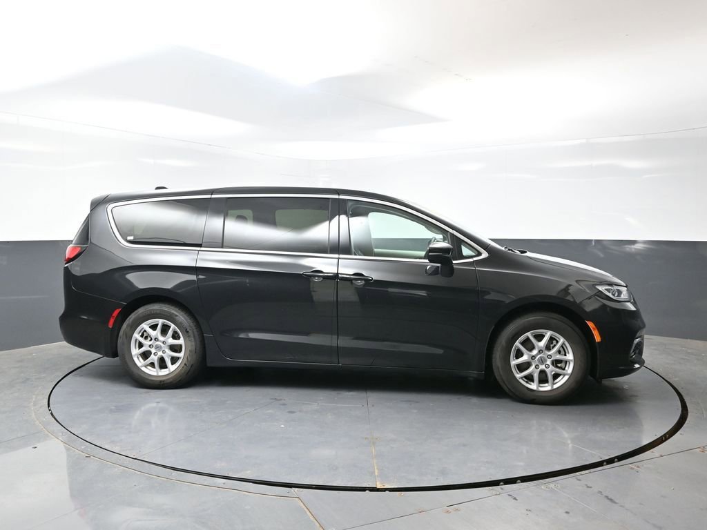 Used 2023 Chrysler Pacifica Touring-L FWD image 4
