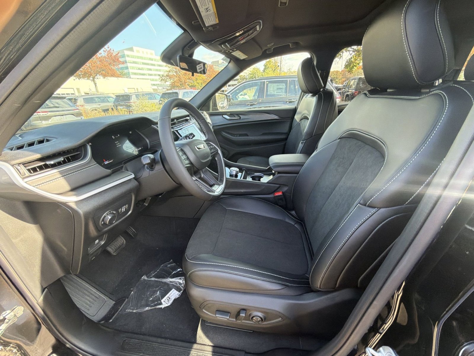 New 2025 Jeep Grand Cherokee Laredo image 13